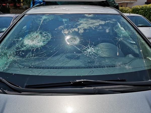  Dommages causés par la grêle sur une voiture 